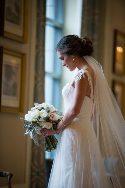 Utah bride holding bouquet