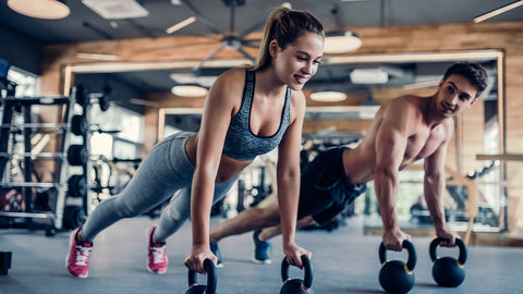 Mann und Frau machen zusammen Sport