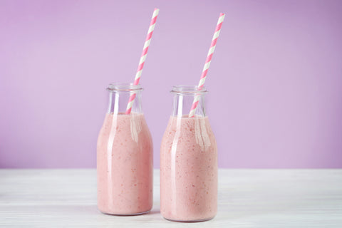 Zwei Gläser Beeren-Quark-Shake