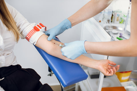 Patientin bekommt Blut abgenommen