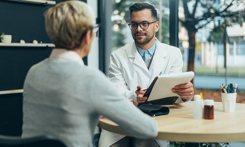 Arzt im Gespräch mit einer Patientin