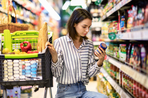 Frau prüft Lebensmittel im Supermarkt