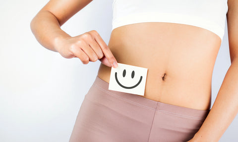 Frauenkörper mit Smiley Abbildung vor dem Bauch