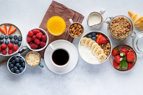 Gesundes Frühstück Kaffee frisches Obst