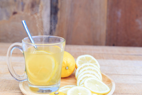 Abnehmen mit Schilddrüsenunterfunktion: Tasse heiße Zitrone und Zitronenscheiben