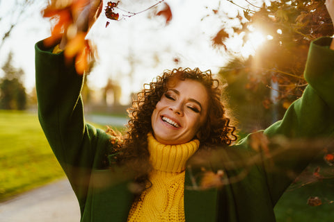 Frau geht in der Herbstsonne spazieren