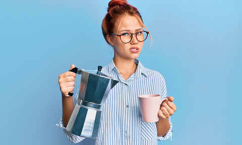 Frau mit Kaffeekanne