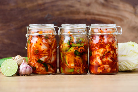 Drei Einweckgläser mit Kimchi