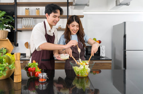 Mann und Frau kochen zusammen