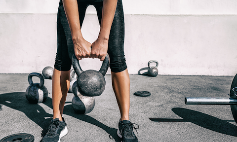 Person hält eine Kettlebell