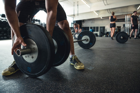 Ein Mann macht Krafttraining im Fitnesstudio