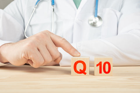 Arzt und Holzklötze mit Aufschrift Q10