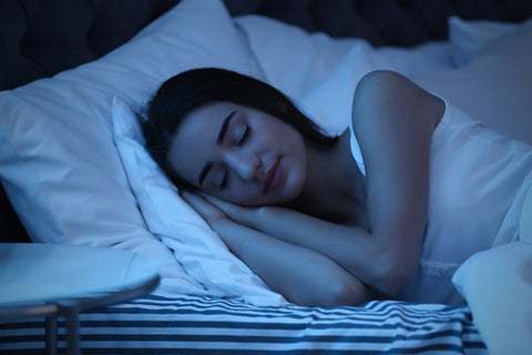 Falten vorbeugen: Frau schläft nachts im Bett