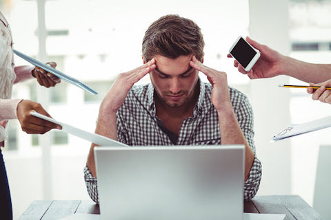 Mann sitzt gestresst vor dem Laptop