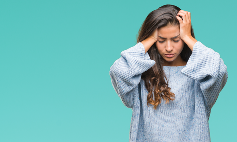 Frau rauft sich wegen Stress die Haare