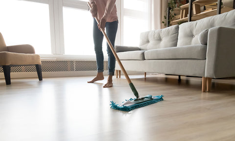 Wischen in der Wohnung, um Pollenallergie-Symptome zu lindern