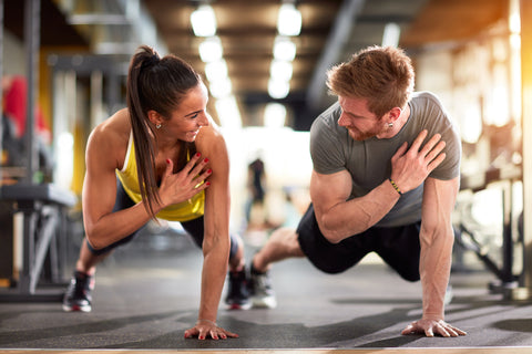 Mann und Frau machen zusammen Sport