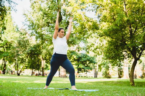 Frau macht Yoga im Park