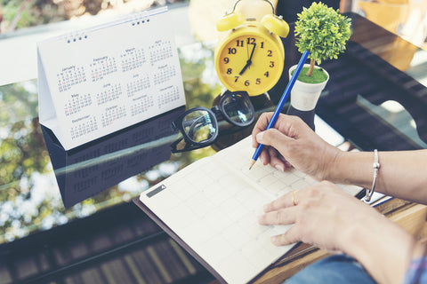 Person trägt Termine in einen Kalender ein