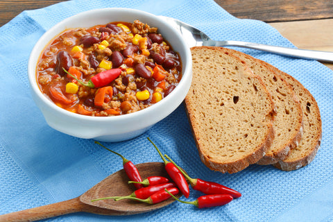 Schüssel Chili con Carne mit Brot