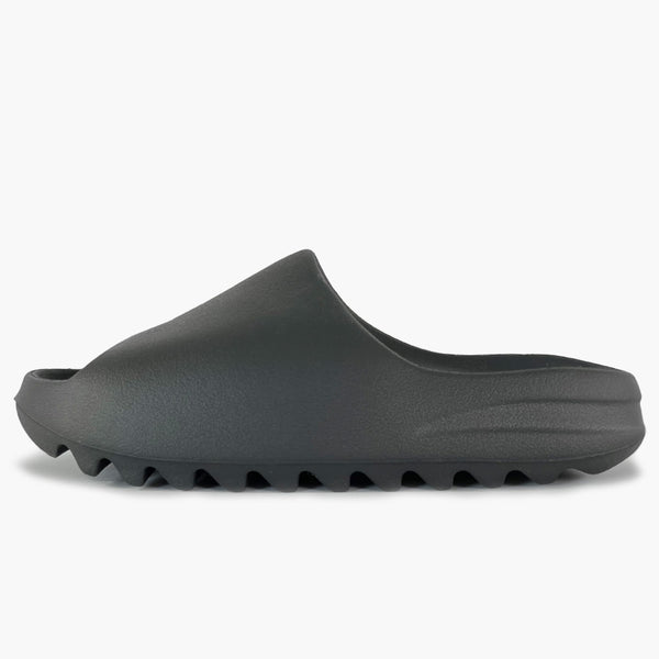 Sự kết hợp giữa độ bền và phong cách vô cùng tinh tế của dép adidas Yeezy Slide Onyx sẽ làm bạn trở nên cuốn hút hơn bao giờ hết. Hãy xem ngay hình ảnh liên quan để cảm nhận sự tuyệt vời của đôi dép này. 82.Làm sạch đôi giày Yeezy Foam Runner sẽ không bao giờ là khó khăn với những mẹo đơn giản. Một cách làm sạch đúng cách sẽ giúp cho đôi giày của bạn trở nên mới mẻ và bền đẹp hơn. Hãy xem hình ảnh liên quan ngay để học cách làm nhé!