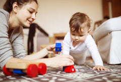 mamá jugando con bebé