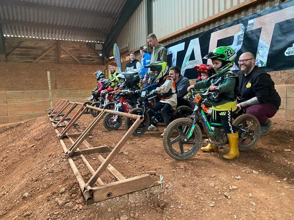 Grupo de niños de 7 años montando bicicletas eléctricas de cross