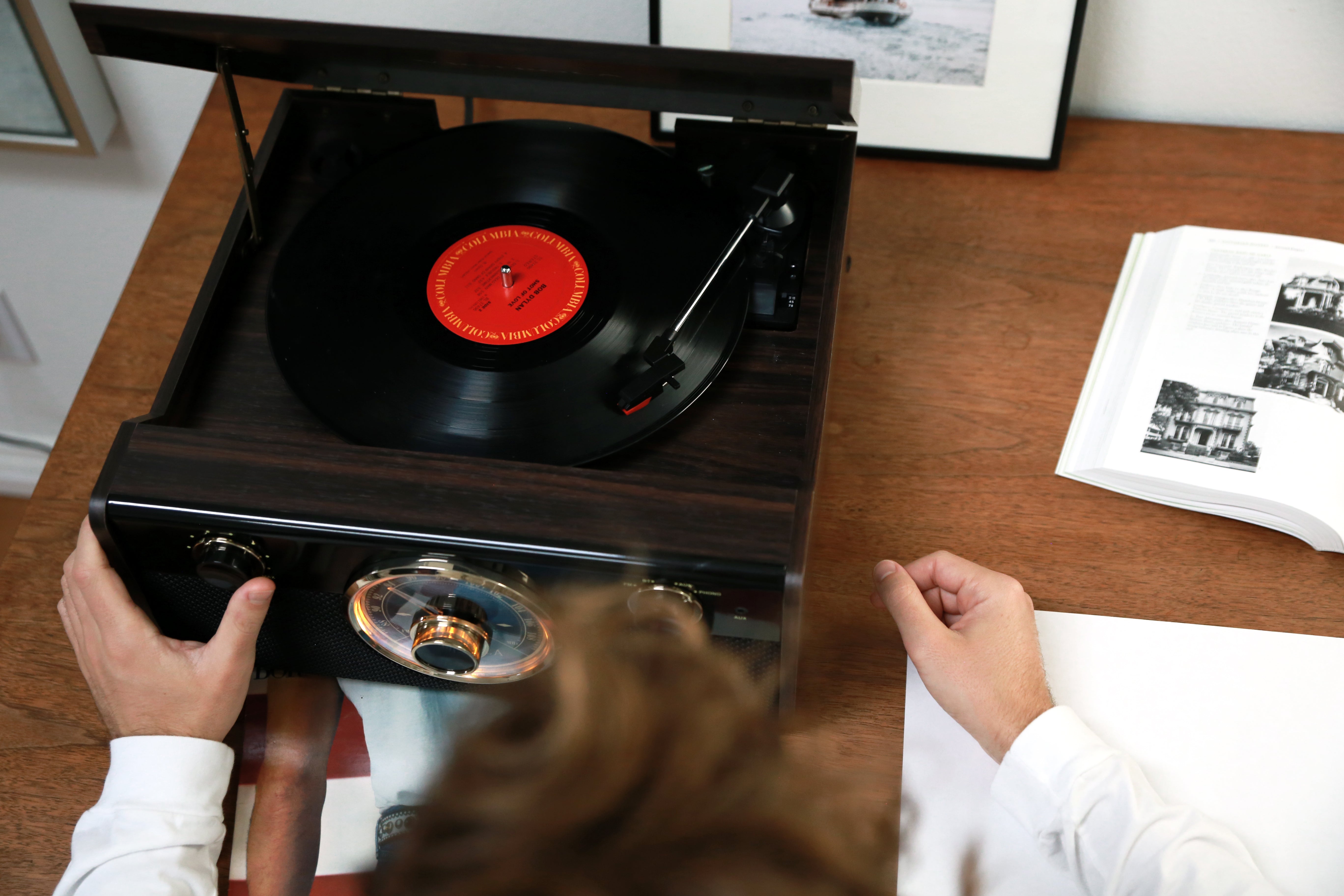 How to Hook Up a Turntable to Speakers 