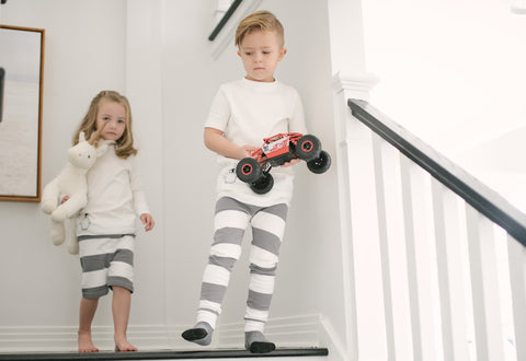 niños bajando las escaleras vistiendo peejamas