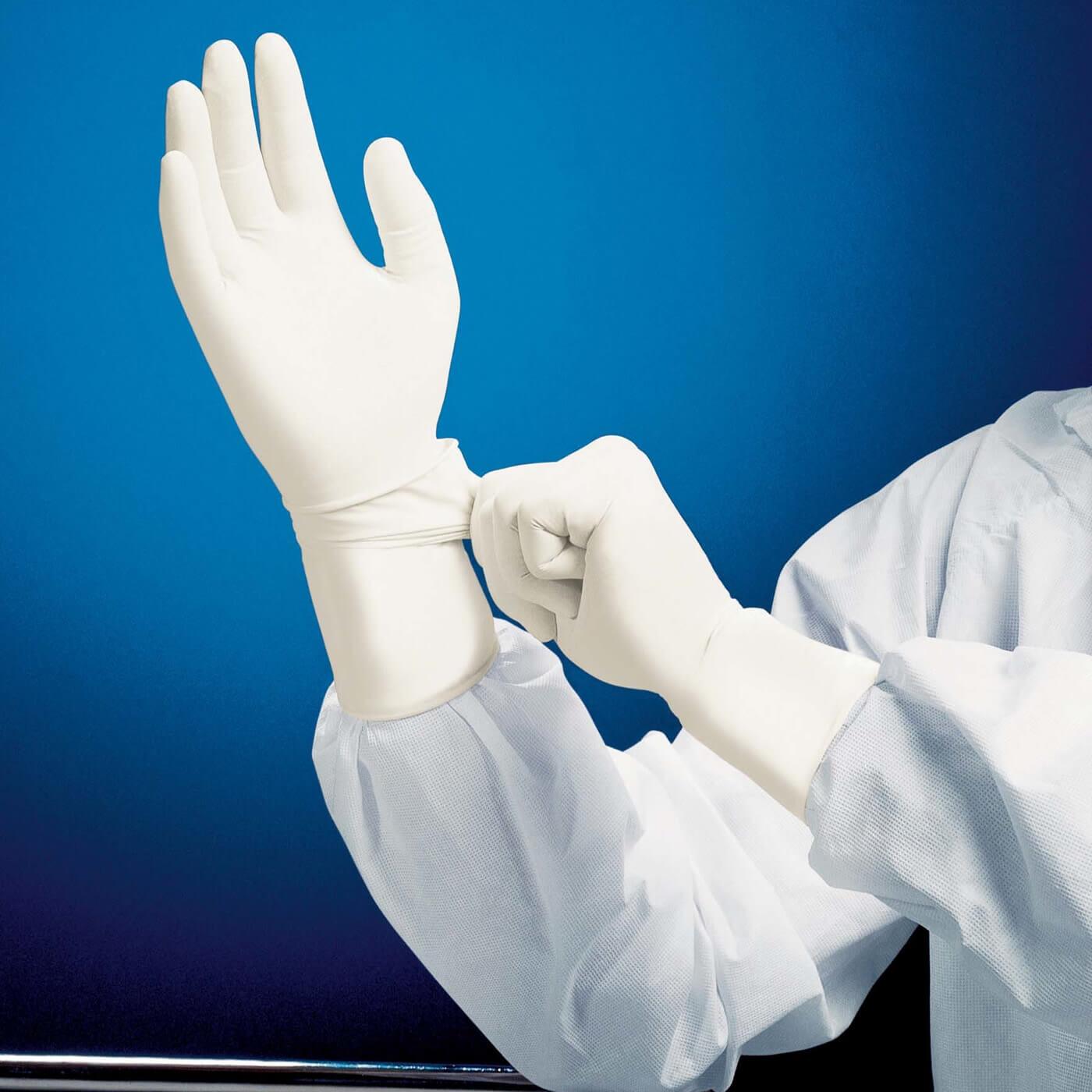 Защитное стерильное. Надеть перчатки медицинские. Руки в перчатках медицинских. Перчатки на руках медицинские. Рука врача в перчатке.