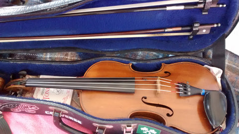 A fiddle and bows in a case