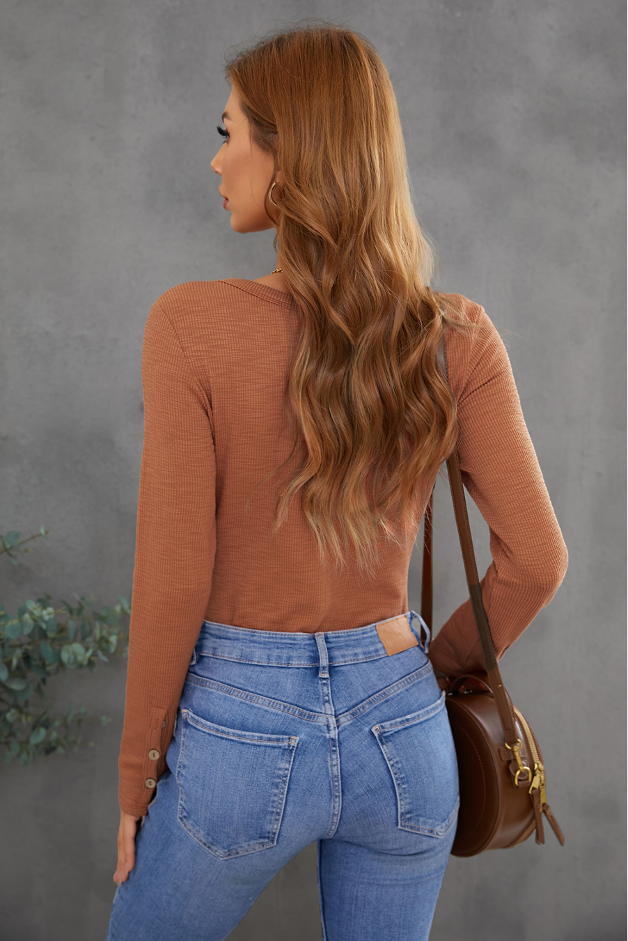 CREWNECK BUTTON RIBBED KNIT LONG SLEEVE TOP | BROWN