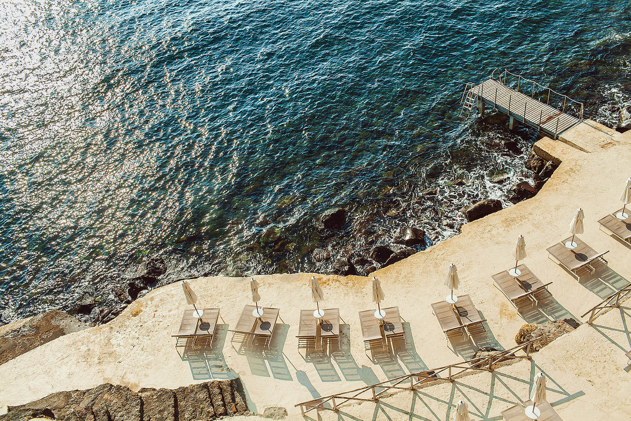 Sun beds along the Tuscan coastline that embody elegance and tranquility at the Hotel Il Pellicano