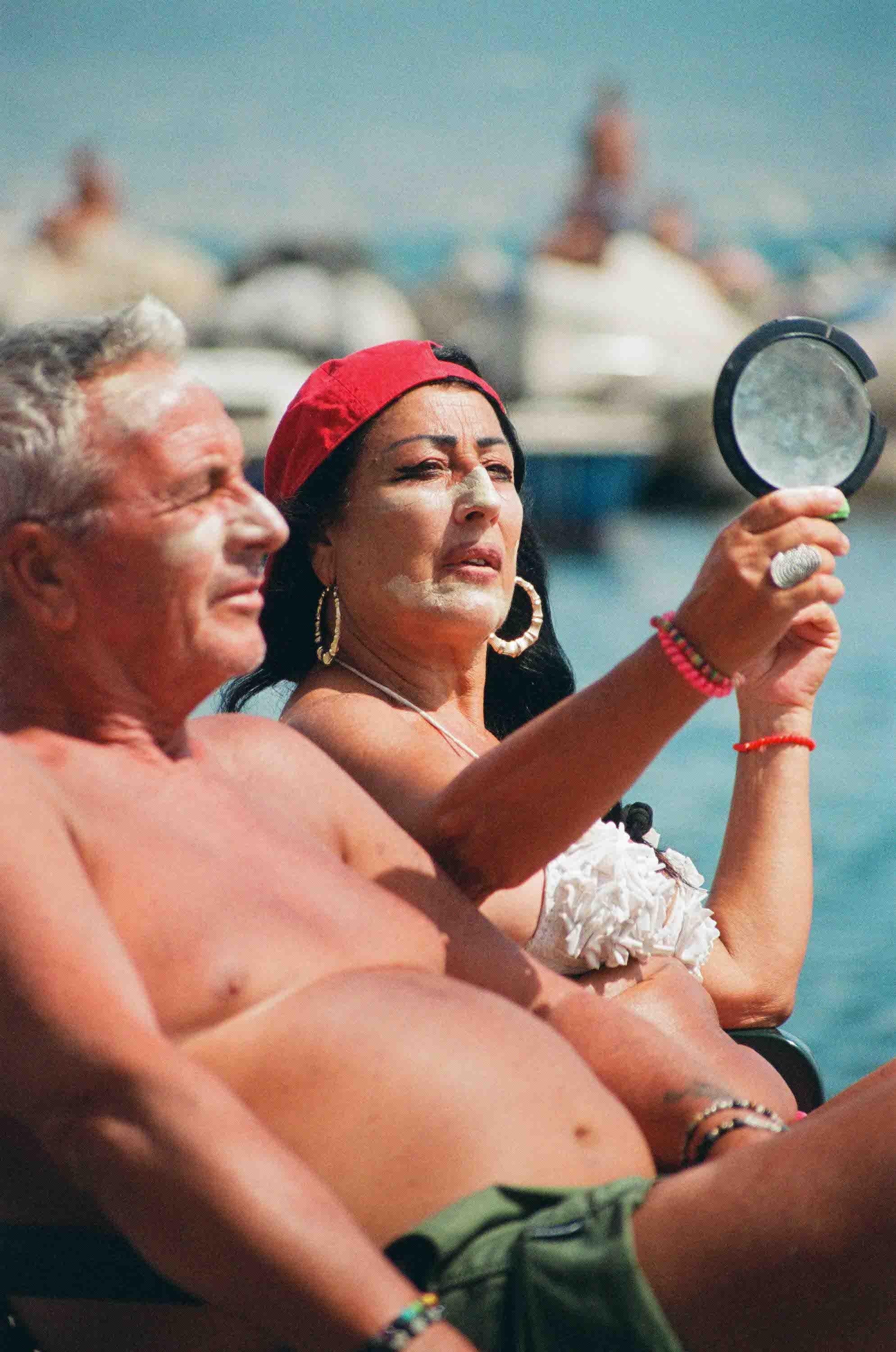 Couple in Napoli feeling at peace looking into a small mirror