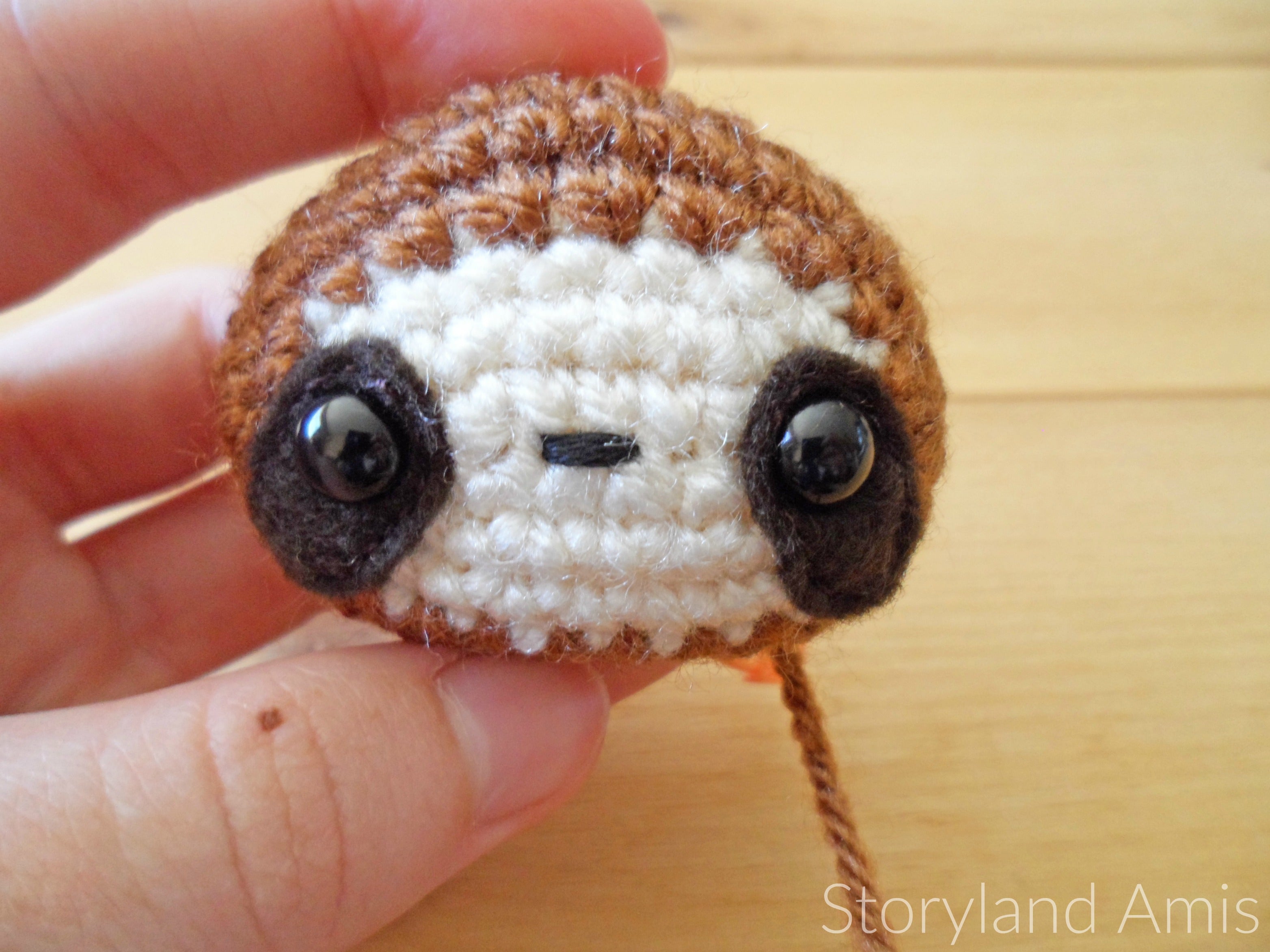 Storyland Amis-Free amigurumi crochet pattern, baby sloth (12)