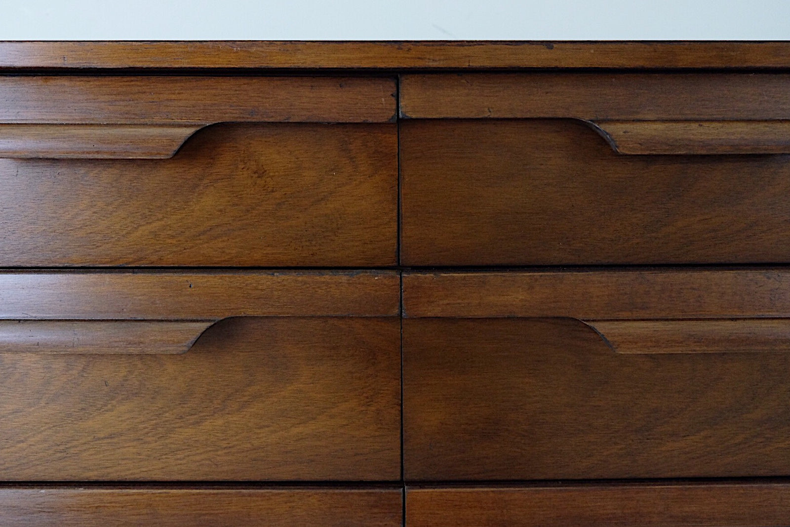 Bassett Low Dresser Nine Drawer Mid Century Modern Carved Handles In Style of Johnson Carper
