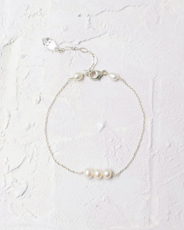 Dainty Pearl Bracelet – Atelier Elise Canada