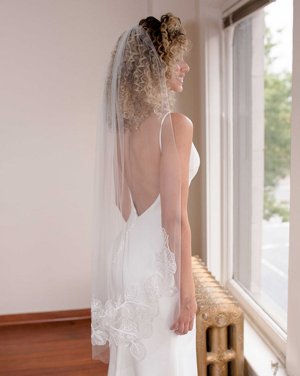 42 Fingertip-Length, Single-Layer Wedding Veil with Sequin Floral Lace  Edge – Uniquely Inviting