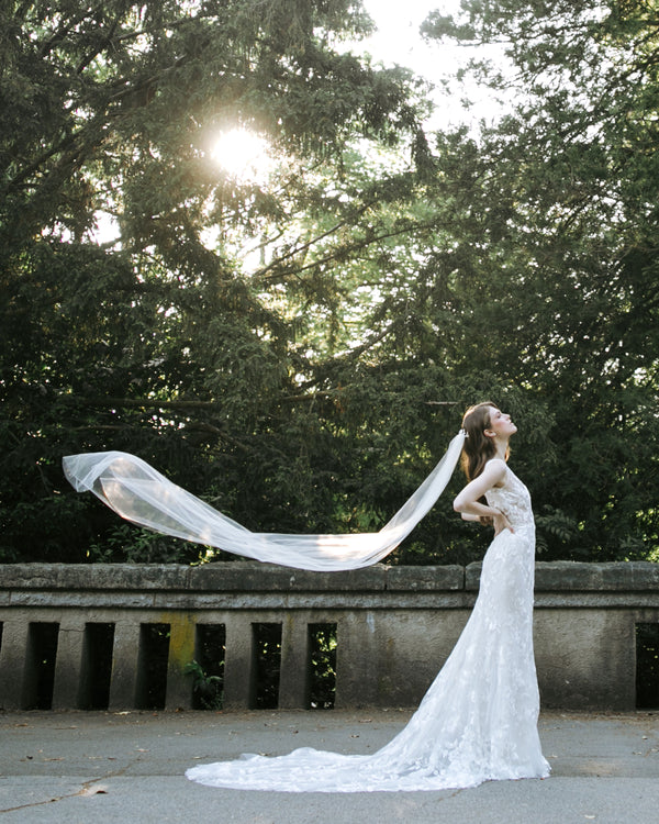 https://cdn.shopify.com/s/files/1/2256/5671/products/lily-chapel-veil-1-atelier-elise-web_600x.jpg?v=1631741851