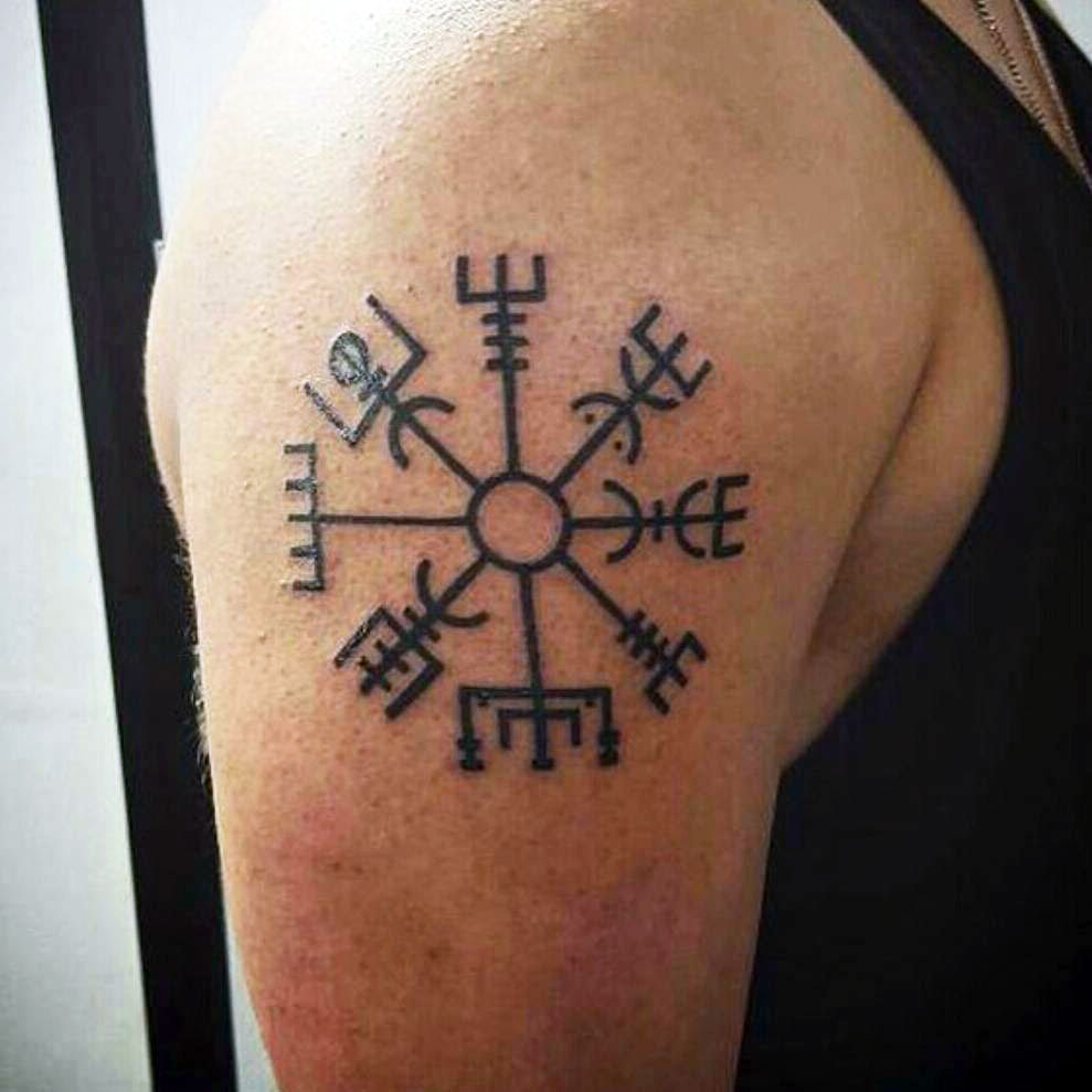 tatouage viking vegvisir