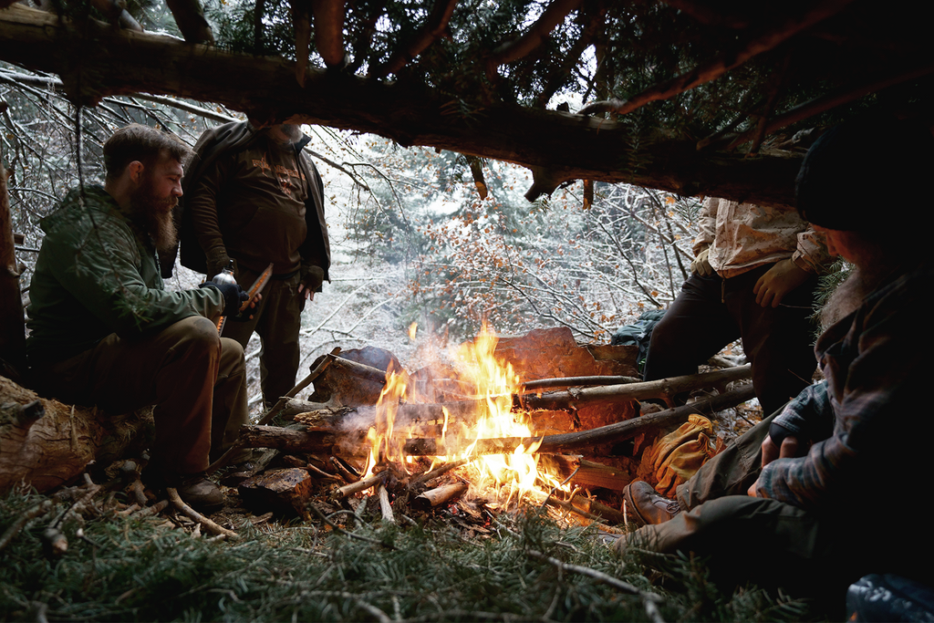 Savage Gentleman Outdoor Survival Course mit Bushcraft-Unterstand und Feuer