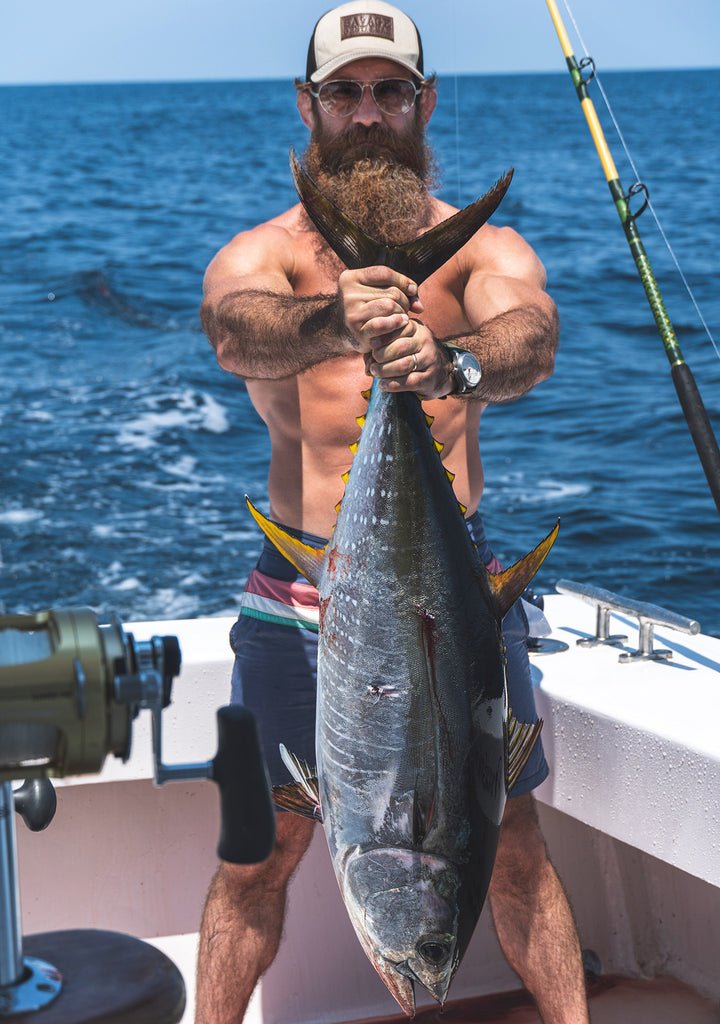 Der wilde Gentleman Josh Tyler hält Gelbflossen-Thunfisch und fischt Offshore-Outerbanks-Truckerhut mit Lederaufnäher