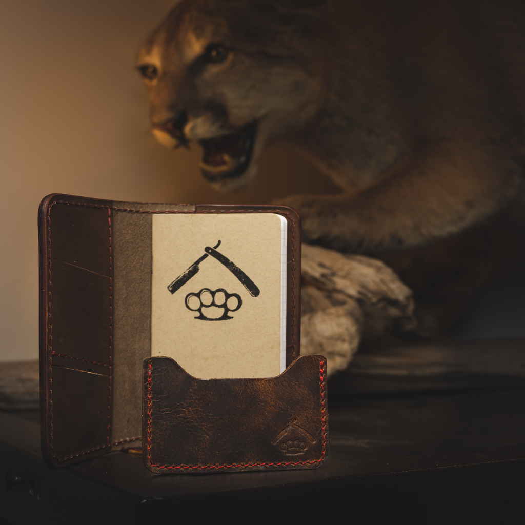 Perfekte Kombination aus braunem Leder-Expeditions-Notebook-Portemonnaie und minimalistischem Portemonnaie