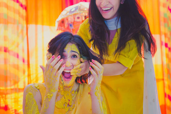 Alia Bhatt is all smiles at friend's haldi ceremony, poses with bride-to-be  and calls her 'sweet'. See pics | Bollywood - Hindustan Times