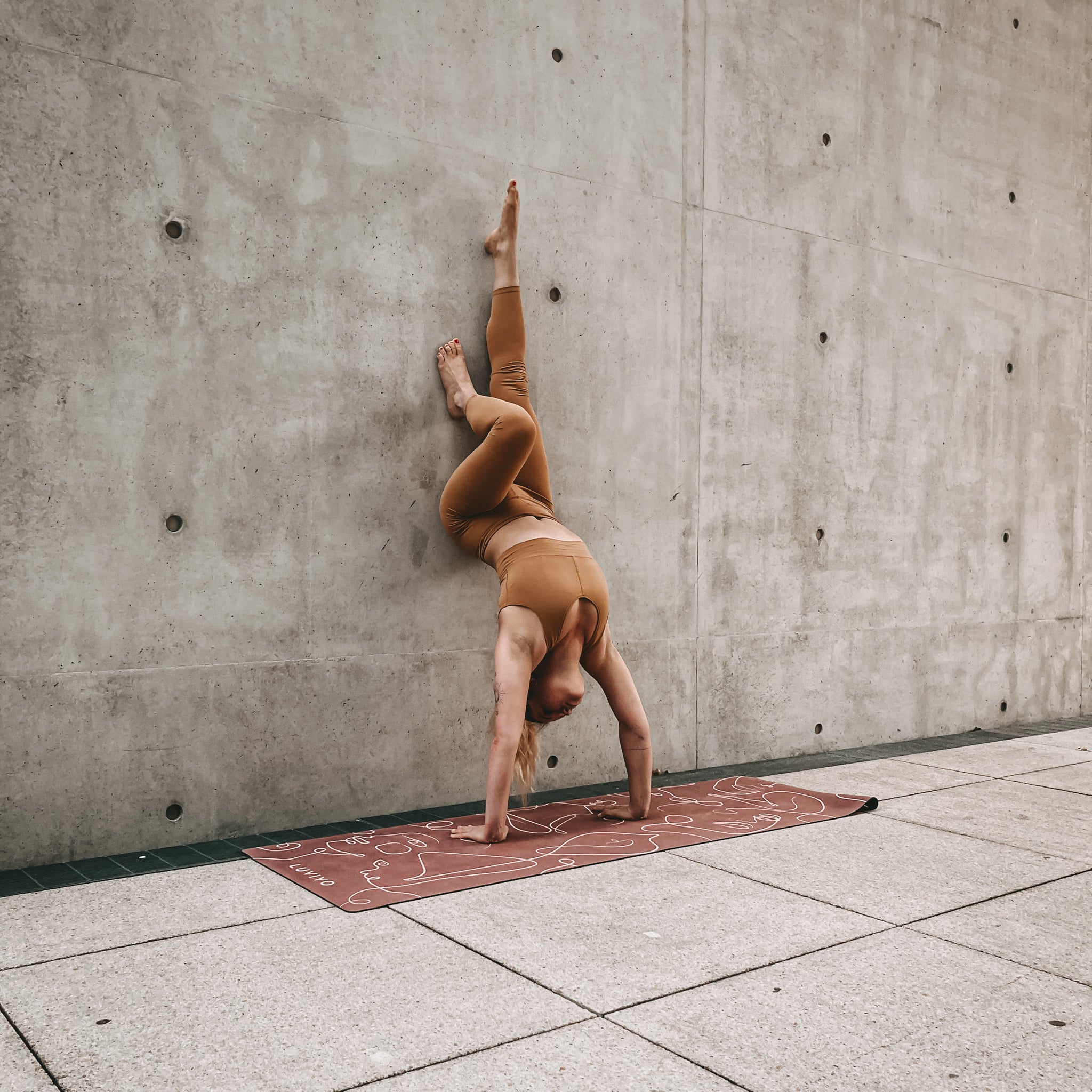 Yoga Lilliness LUVIYO Handstand