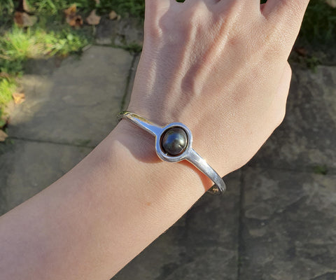 Molo-Me-Bespoke-argentium-silver-tahitian-pearl-bangle-ready to collect