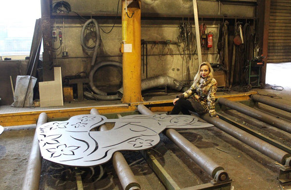 Malen in Stahl - Künstlerin mit der Stahlskulptur nach dem Sandstrahlen