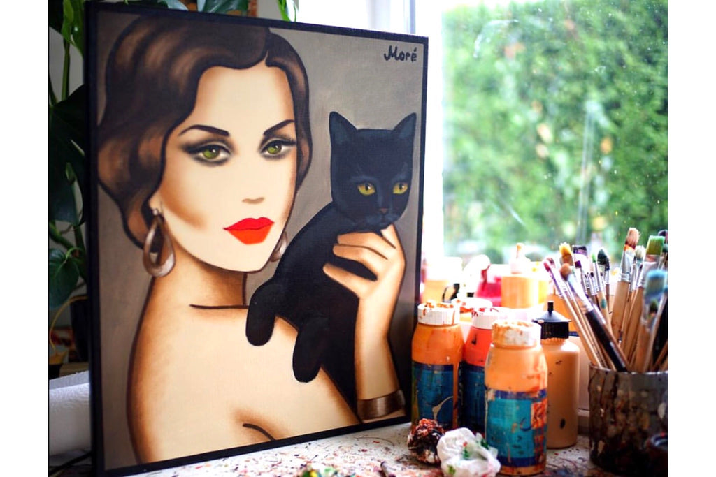 Frau und Katze im Atelier