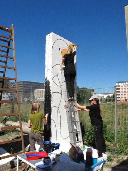 Bilderserie vom Kunstprojekt "Berliner Mauer: Feuer-Wasser"