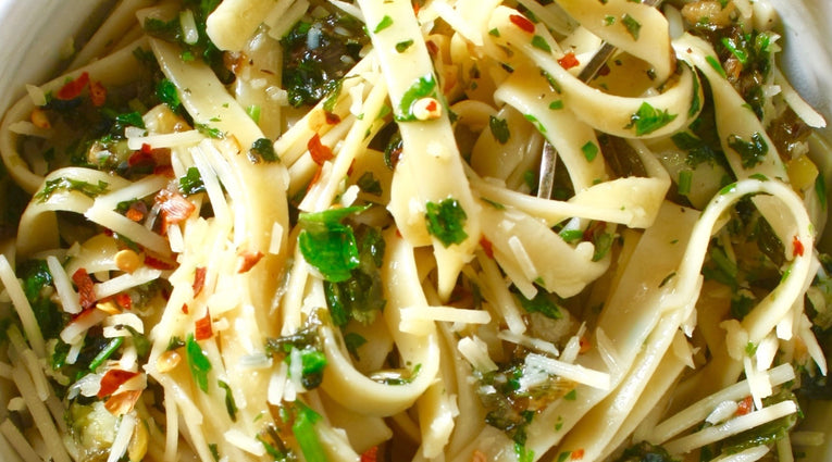 Easy Pasta with Garlic, Olive oil, Parsley & Pecorino cheese - Kosterina